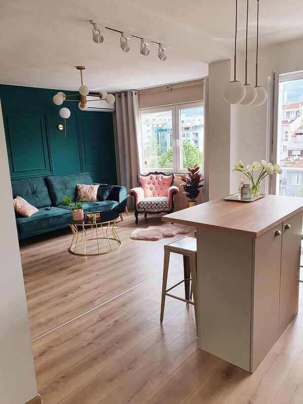 TV - Lovely gem next to main square and city park 60m2 (Skopje)