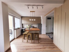 Fridge, oven, stovetop, dishwasher