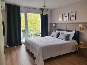 1 bedroom, iron/ironing board, free WiFi, bed sheets - Lovely gem next to main square and city park 60m2 (Skopje)