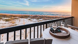 Ein Balkon mit Blick auf Strand und Meer.