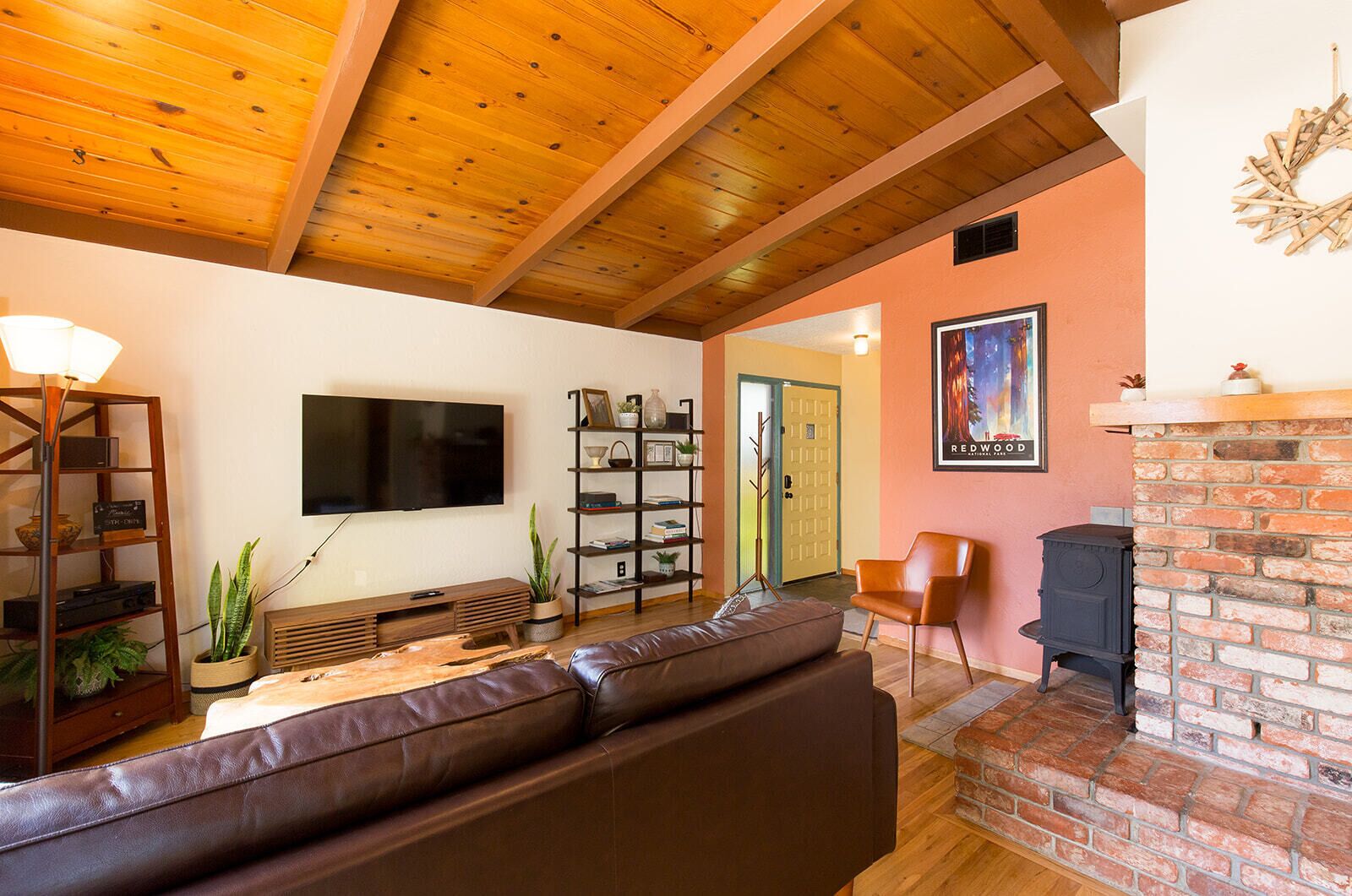 TV connectée, livres, chaîne hi-fi, espaces bureaux