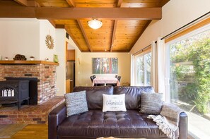 TV, bøker og kontorer