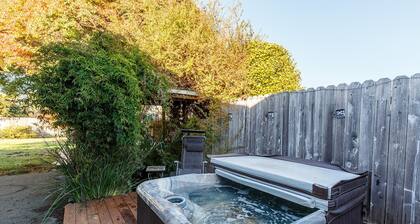 🌲Your Home Base for Exploring the Redwoods! Pet Friendly, Complete with Hot Tub!🐾