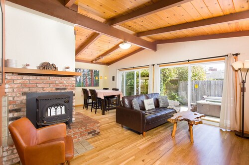 🌲Your Home Base for Exploring the Redwoods! Pet Friendly, Complete with Hot Tub!🐾