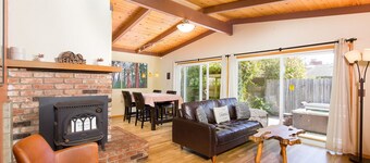 🌲Your Home Base for Exploring the Redwoods! Pet Friendly, Complete with Hot Tub!🐾