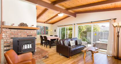 🌲Your Home Base for Exploring the Redwoods! Pet Friendly, Complete with Hot Tub!🐾