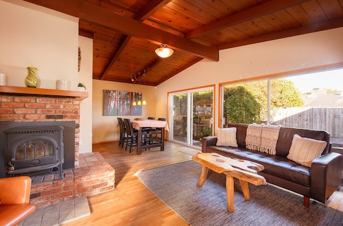 🌲Your Home Base for Exploring the Redwoods! Pet Friendly, Complete with Hot Tub!🐾