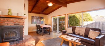 🌲Your Home Base for Exploring the Redwoods! Pet Friendly, Complete with Hot Tub!🐾