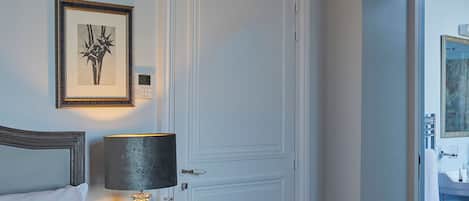 Habitació de luxe | Roba de llit d'alta qualitat i caixa forta a l'habitació