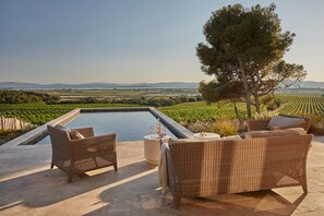 Indoor pool, seasonal outdoor pool, pool umbrellas, sun loungers - Château Capitoul (Narbonne)