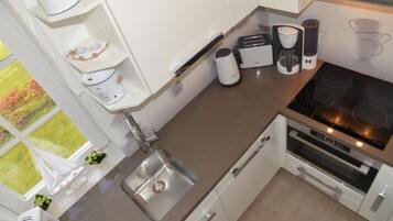 Frigorífico, microondas, horno y placa de cocina