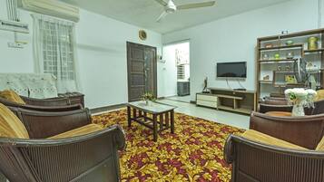 Desk, laptop workspace, free WiFi, bed sheets