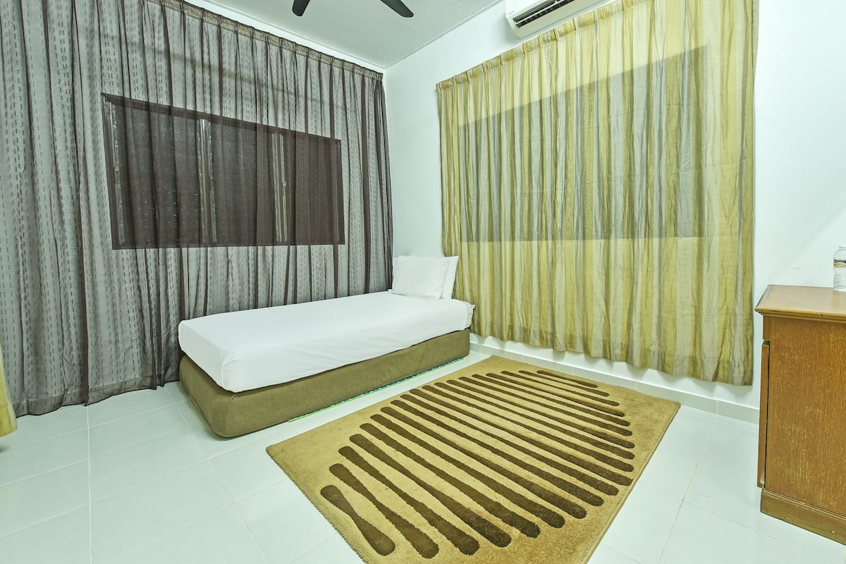 Single Room, Private Bathroom | Desk, laptop workspace, free WiFi, bed sheets