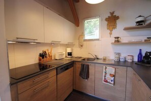 Réfrigérateur, four à micro-ondes, un four, surface de cuisson
