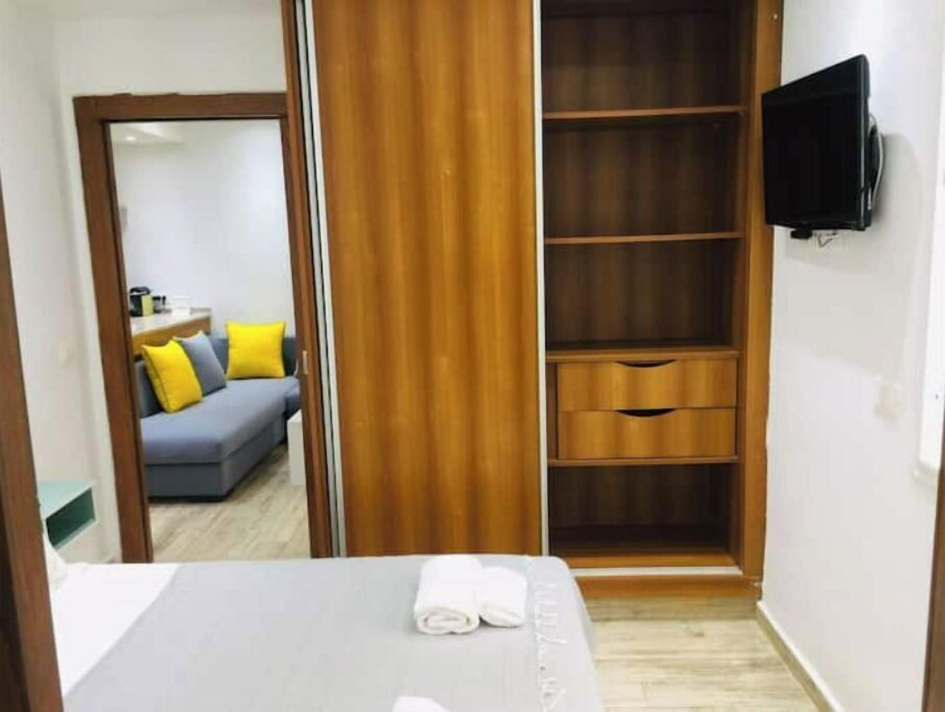 1 bedroom, bed sheets