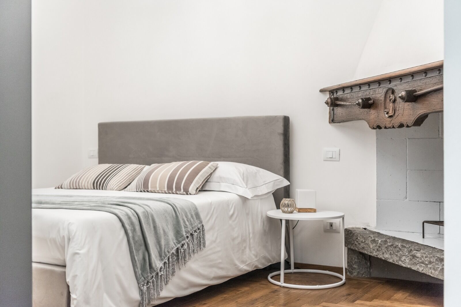 Ein Schlafzimmer mit einem Bett, einem Nachttisch und einer eingebauten Ablagefläche.