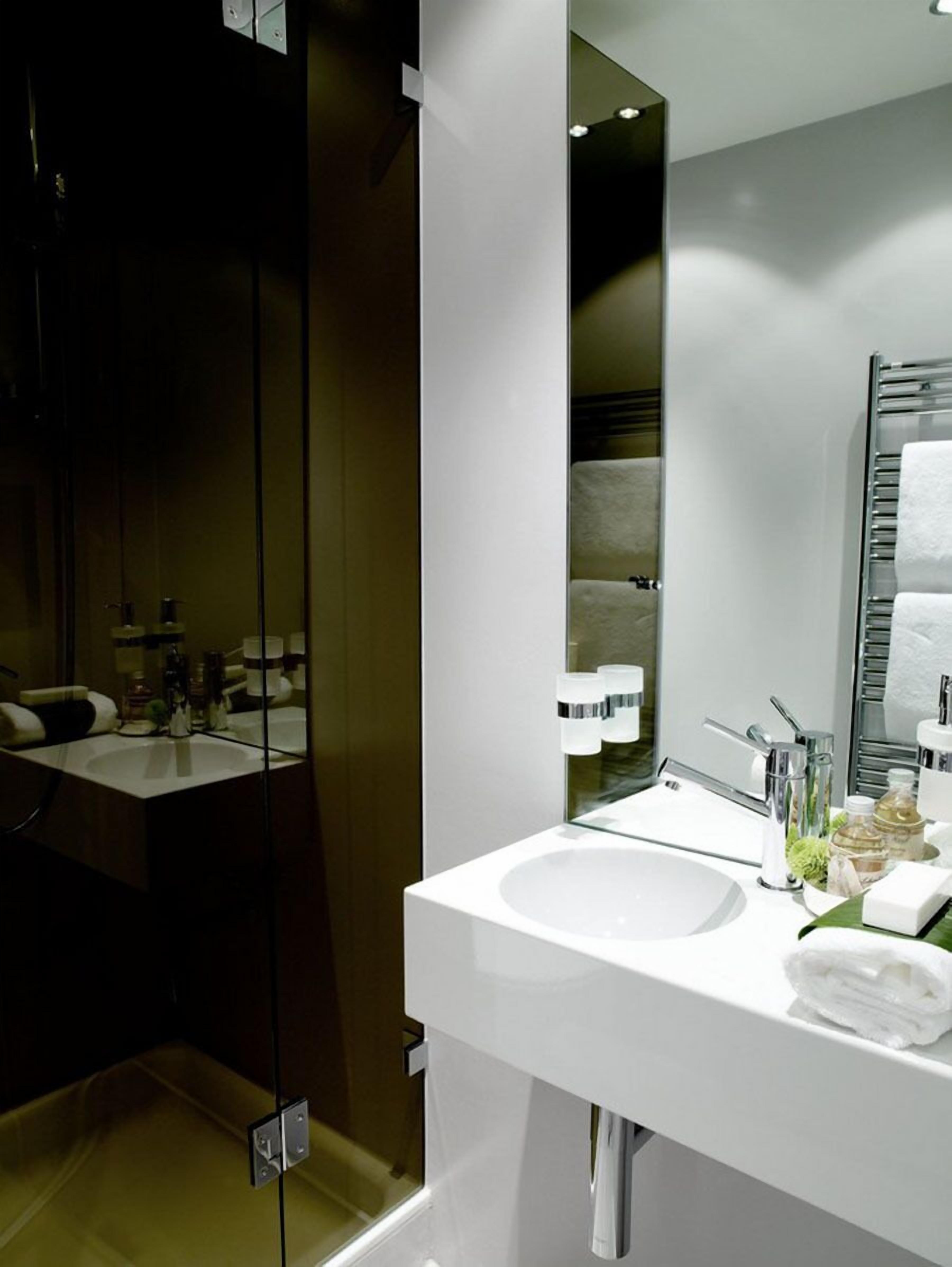 Junior-Studio | Badezimmer | Haartrockner, Handtücher, Toilettenpapier