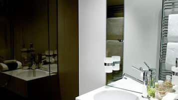 Junior-Studio | Badezimmer | Haartrockner, Handtücher, Toilettenpapier