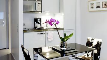 Køleskab, mikrobølgeovn, kogeplade, kaffe-/temaskine