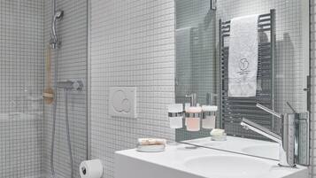 Studio, 1 Single Bed | Bathroom | Hair dryer, towels, toilet paper