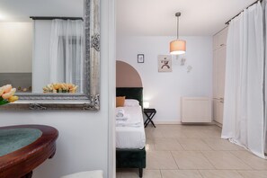 Iron/ironing board, WiFi, bed sheets