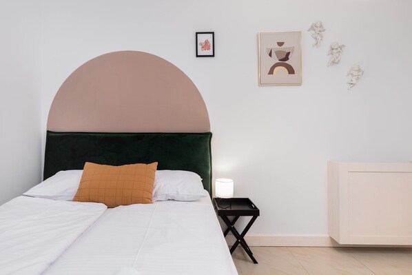 Iron/ironing board, WiFi, bed sheets