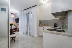 Fridge, stovetop, coffee/tea maker, toaster