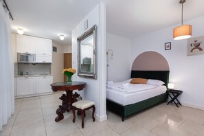 Iron/ironing board, WiFi, bed sheets