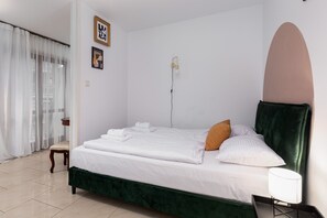 Iron/ironing board, WiFi, bed sheets