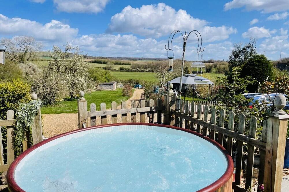 Luxury cottage with hot tub, nestled in the South Downs national park