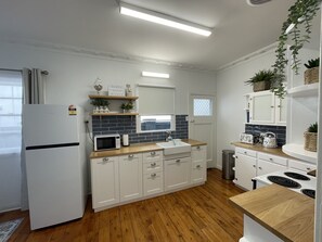 Fridge, microwave, oven, stovetop - Entire Beach House 100ms to Beach Freshly Renovated (Surfers Paradise)