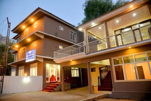 A two-story building with a sign for 'Sashabrum Hotel & Restaurant'. There is a balcony with a railing on the second floor. - Ghasabrum Hotel (Skardu)