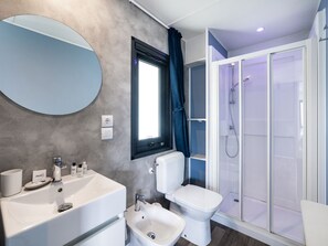 Panoramic Mobile Home | Bathroom | Shower, free toiletries, hair dryer, towels - Anxur Village Camping (Fondi)
