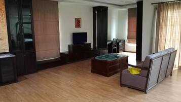Presidential Suite | Meja sambut tetamu
