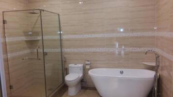 Phòng dành cho gia đình | Phòng tắm | Buồng tắm vòi sen, vòi sen phun mưa, khăn tắm, giấy vệ sinh