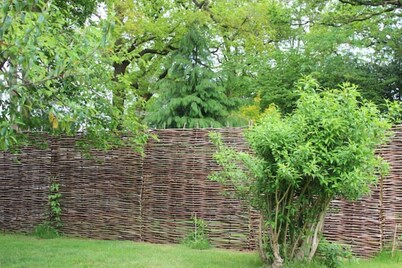 Inclusive, child-friendly, dogs welcome, garden area, near pubs/river/golf
