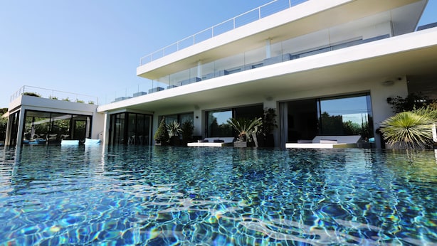 A modern building with a pool in front. - Villa Miami (Roquebrune-sur-Argens)