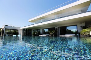 Ein modernes Gebäude mit einem Pool davor.