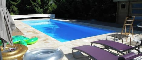Utomhuspool och uppvärmd pool
