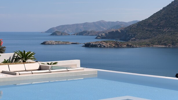 A pool with a view of the sea and mountains. - Nandana Luxury Villa, an infinite blue experience (Rethymno)