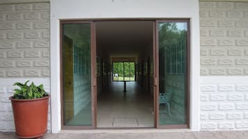 Vista frontal de la propiedad