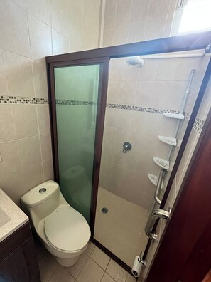 Camera Standard | Bagno | Doccia, asciugamani, sapone