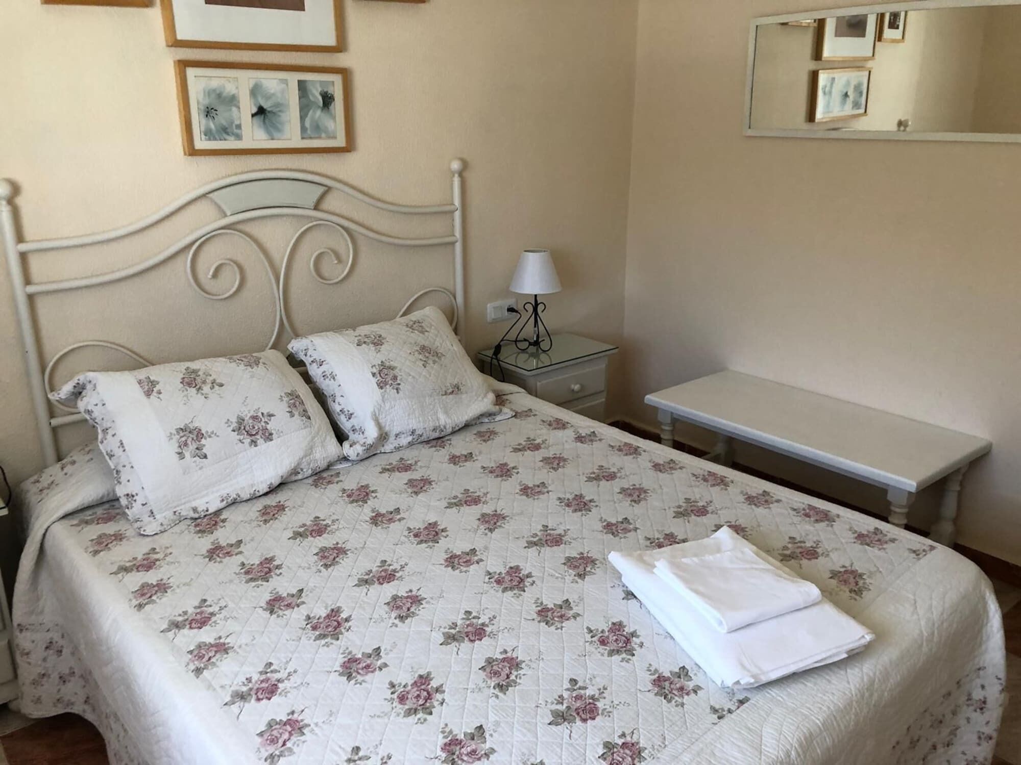 3 chambres, fer et planche à repasser, Wi-Fi, draps fournis