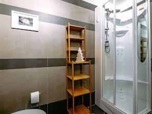Ducha de hidromassagem, secador de cabelo, toalhas de banho 