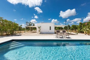 Piscine extérieure en saison