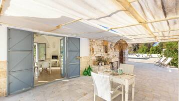 House | Outdoor dining