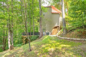 Exterior - Free tickets! Sleeps 10 SECLUDED Cosby cabin on 7 acres w/ hot tub, game room! (Cosby)