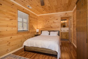3 bedrooms, iron/ironing board, travel cot, free WiFi - Free tickets! Sleeps 10 SECLUDED Cosby cabin on 7 acres w/ hot tub, game room! (Cosby)
