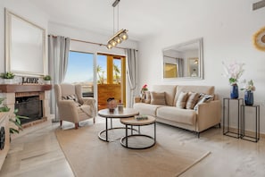 Smart-tv, een open haard en een stereo