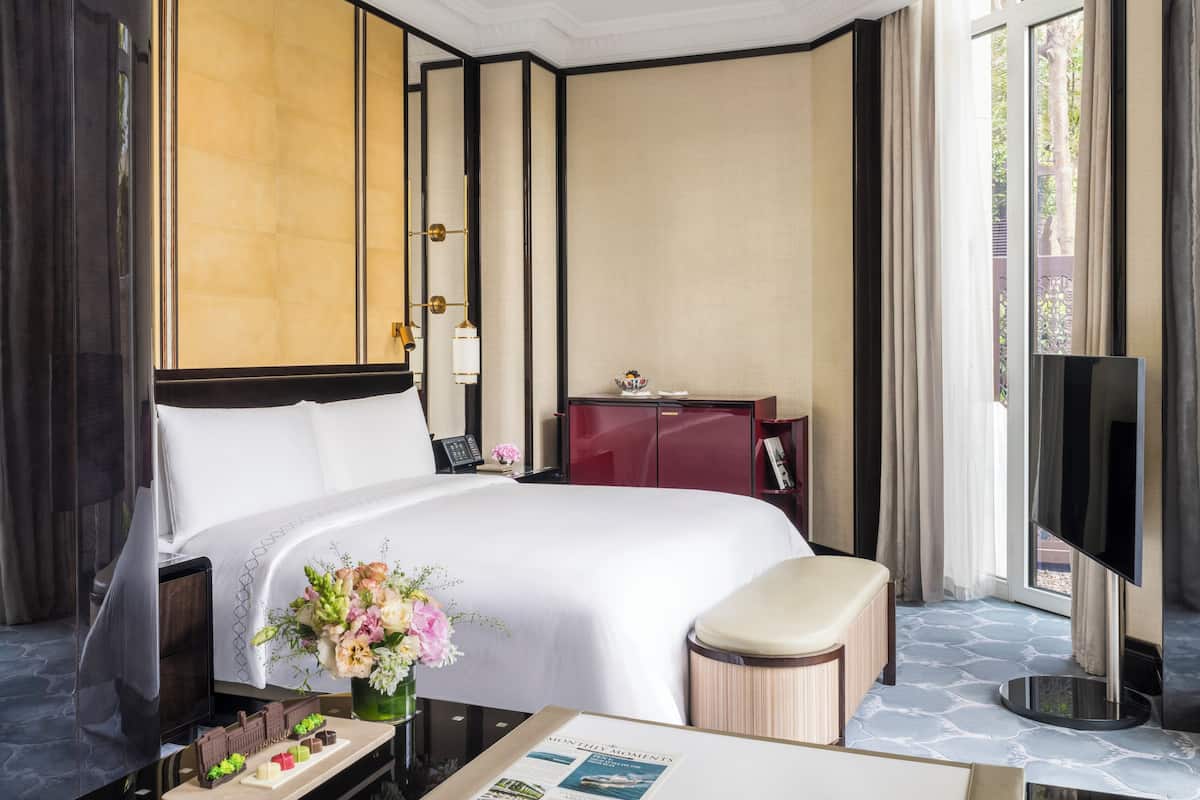 Grand Deluxe Room With Garden, 1 King Bed | 1 habitación, minibar, caja de seguridad en la habitación y escritorio